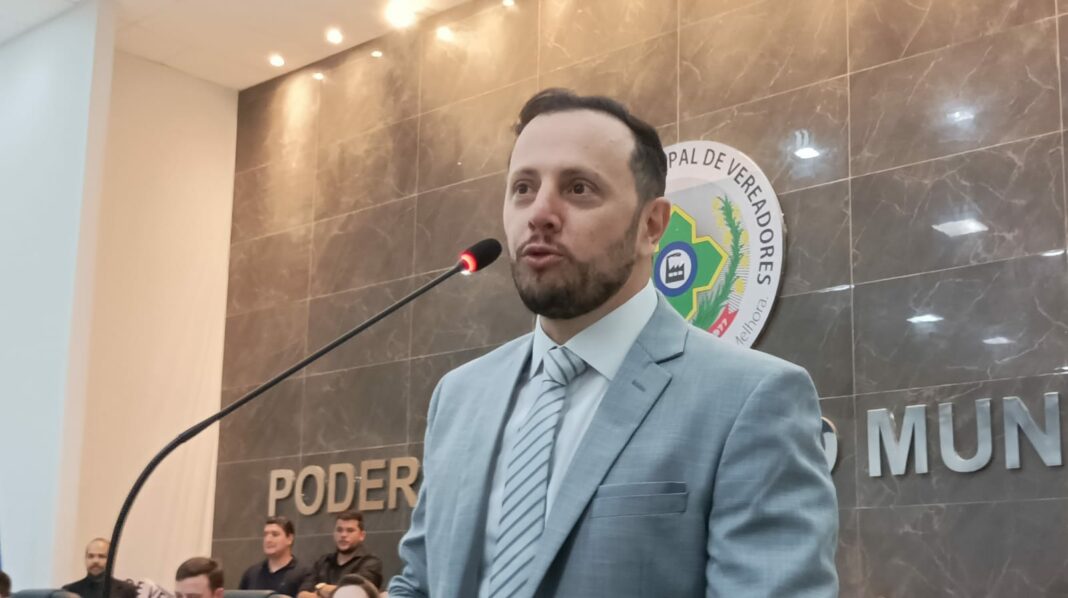 Flori toma posse, lembra de seu pai e diz que vilhenenses não querem mais tapinhas nas costas