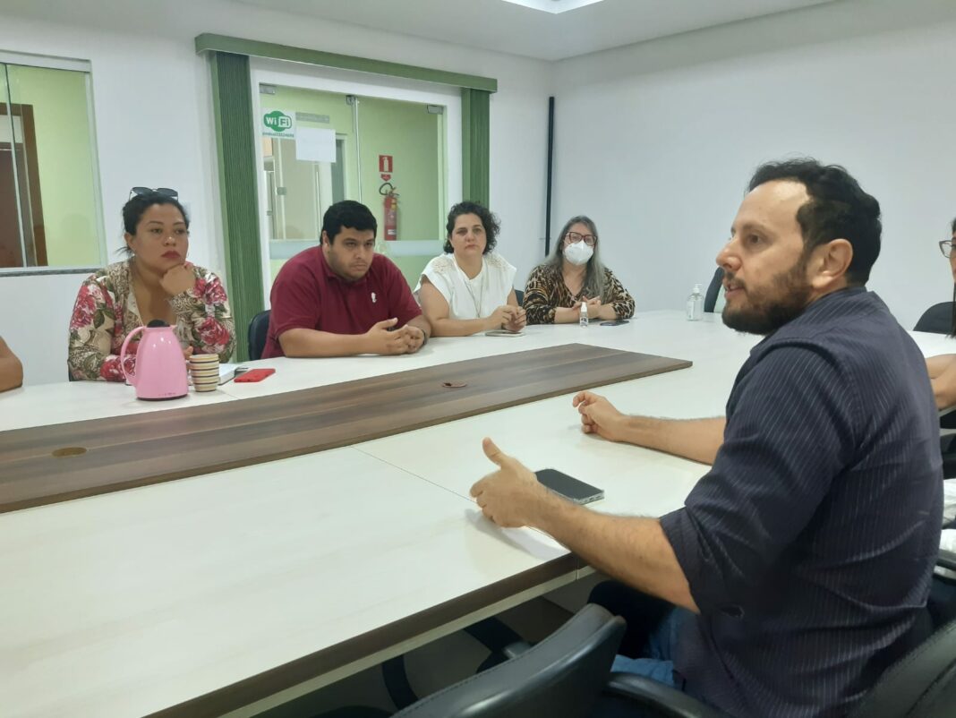 Flori tranquiliza servidores e diz que intervenção na saúde será benéfica para VHA