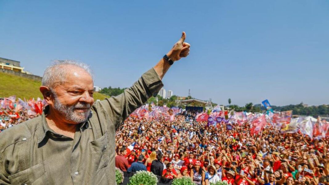 Multidão celebra a volta de Lula e da democracia em Brasília