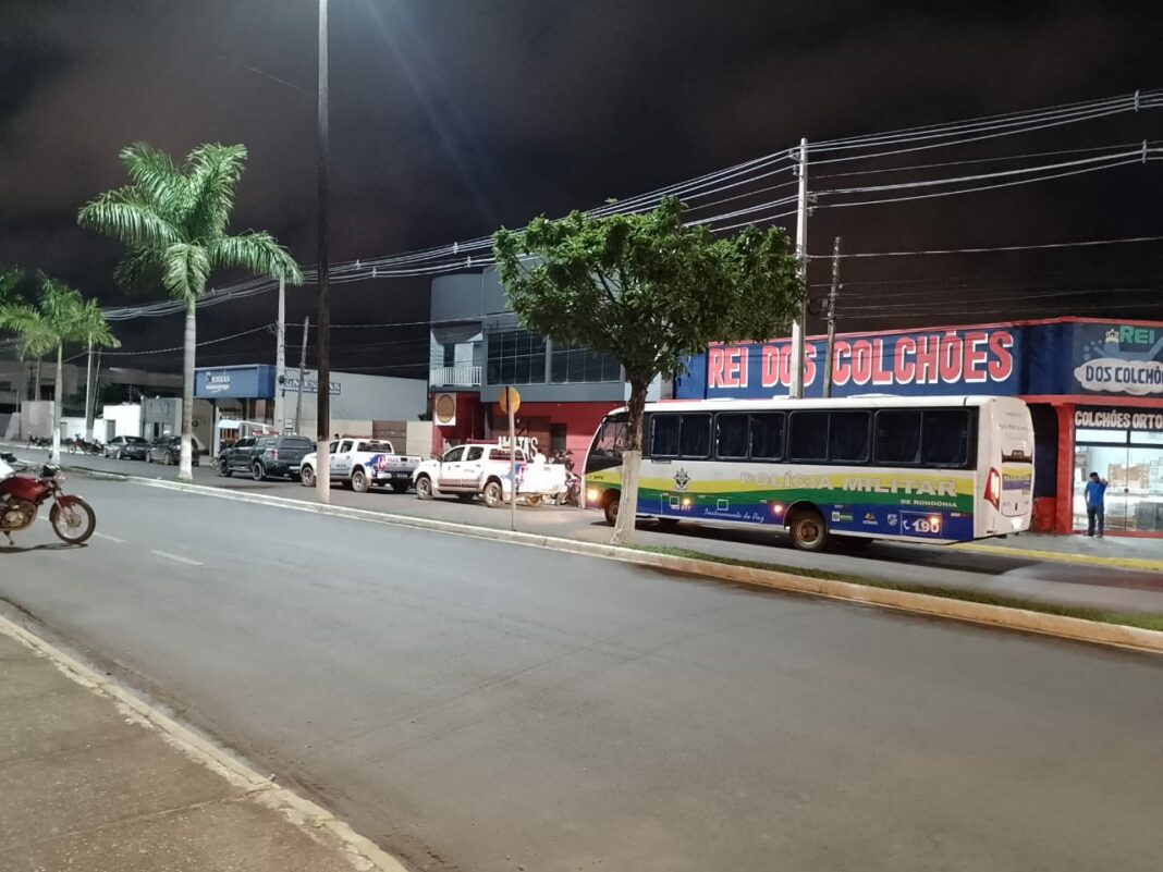 Com apoio de um ônibus, PM realiza operação em casa noturna de Vilhena