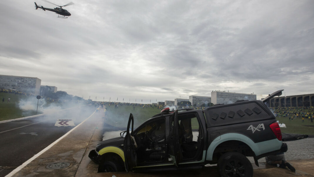Jornalistas são agredidos com socos e chutes em cobertura de invasão