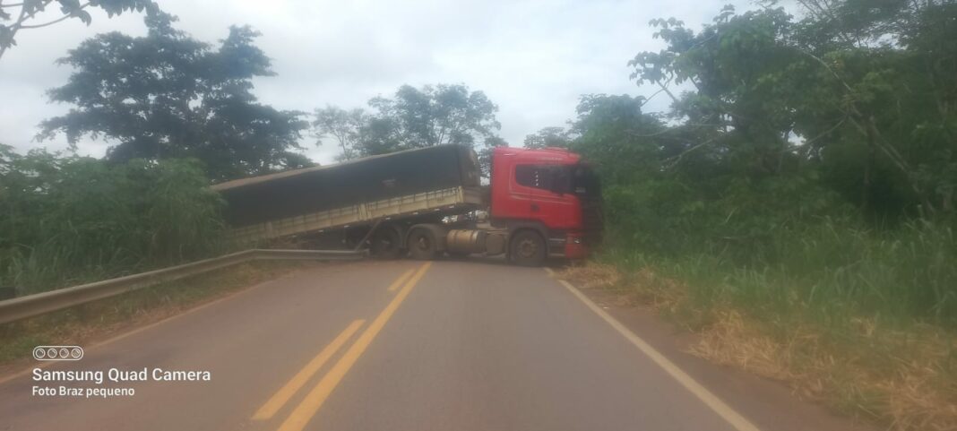 Carreta fica atravessada entre Colorado e Vilhena