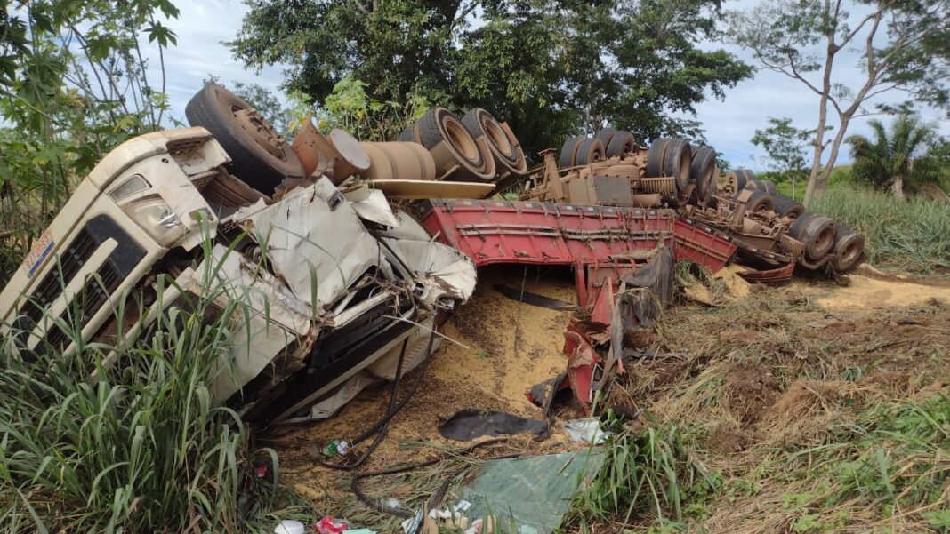 Carreta tomba próximo a Colorado do Oeste