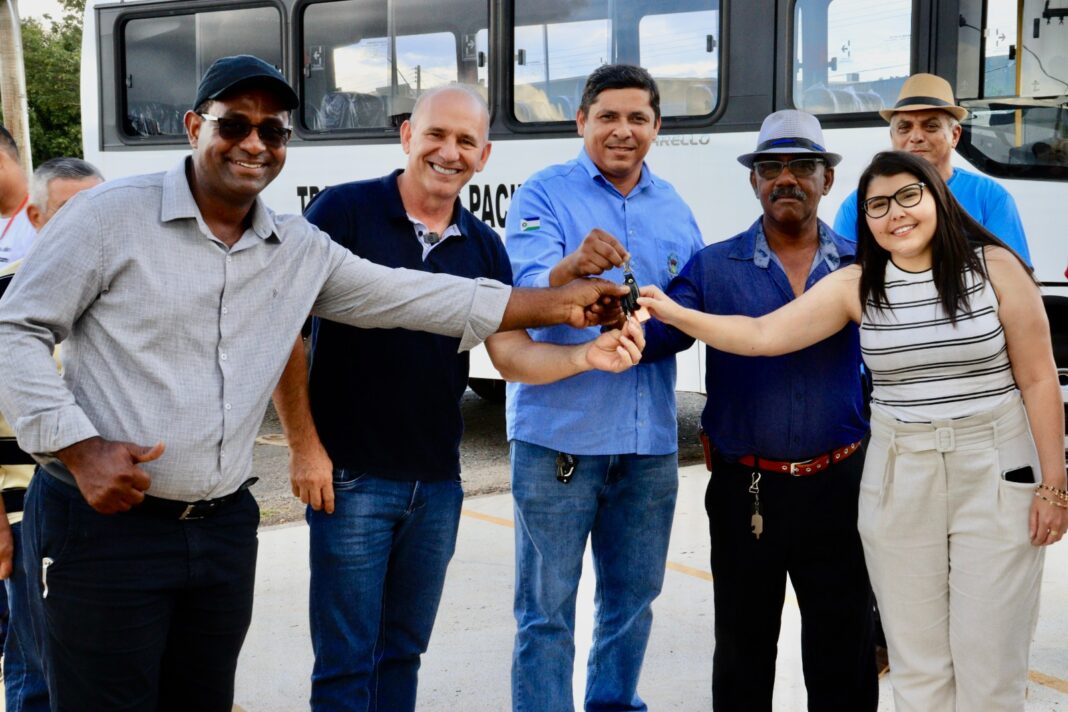 Com emenda individual de Ezequiel Neiva, micro-ônibus atenderá pacientes em Presidente Médici