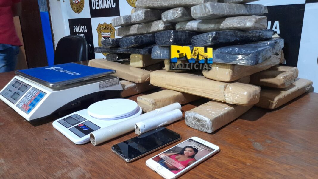Foragida da justiça, jovem de 22 anos é presa com 40kg de maconha em Rondônia
