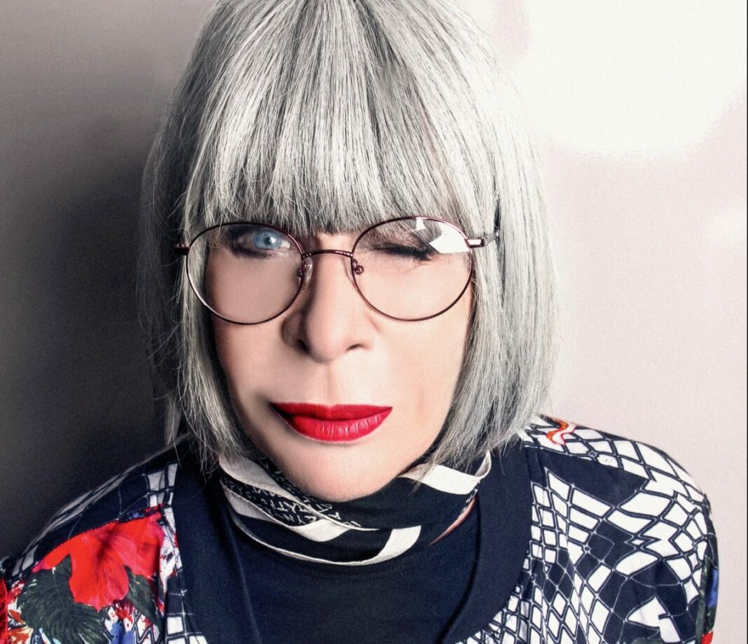 Em tratamento oncológico, Rita Lee é internada em SP