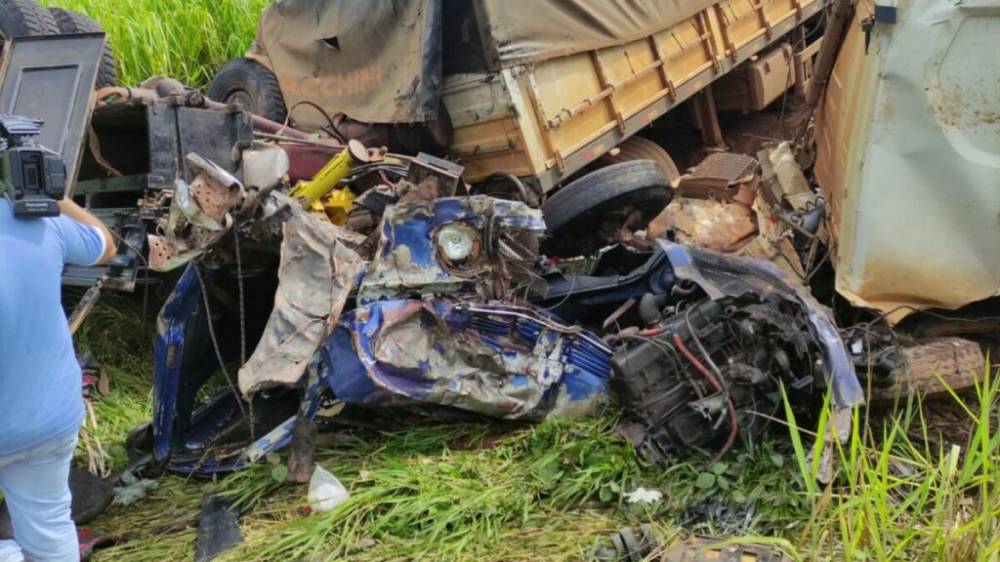 Colisão frontal entre carreta e caminhão na BR-364, em Pimenta Bueno, deixa um morto