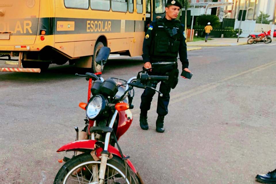 Motociclista é esmagado por ônibus escolar no centro de Porto Velho