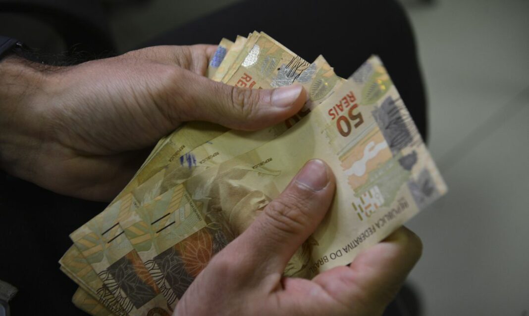 Servidores do Executivo federal aceitam proposta de reajuste de 9%