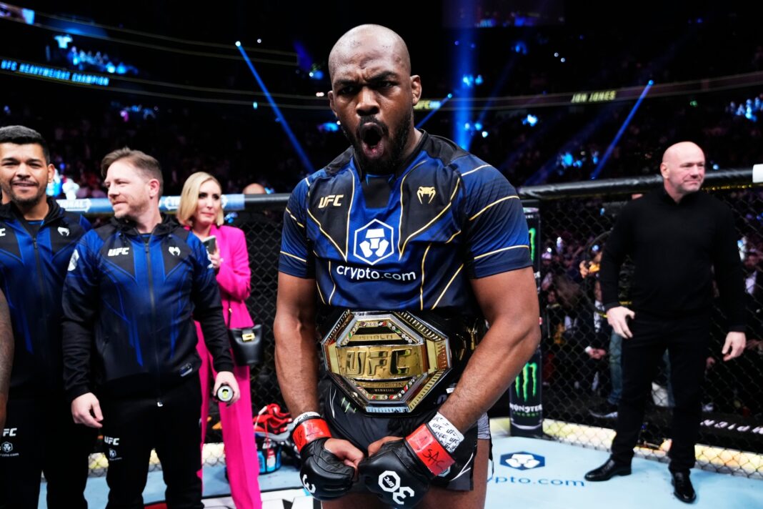 Após três anos de inatividade, Jon Jones conquista o cinturão dos pesados no UFC