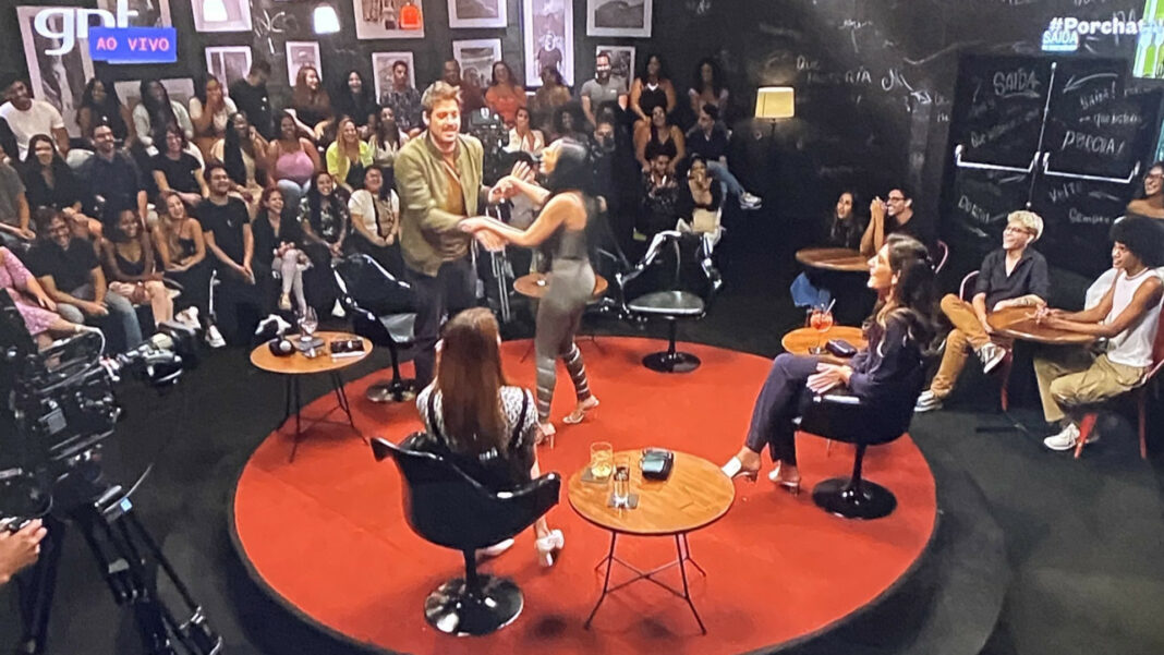 Simaria dá soco em apresentador e constrange espectadores: ‘Não tem graça’