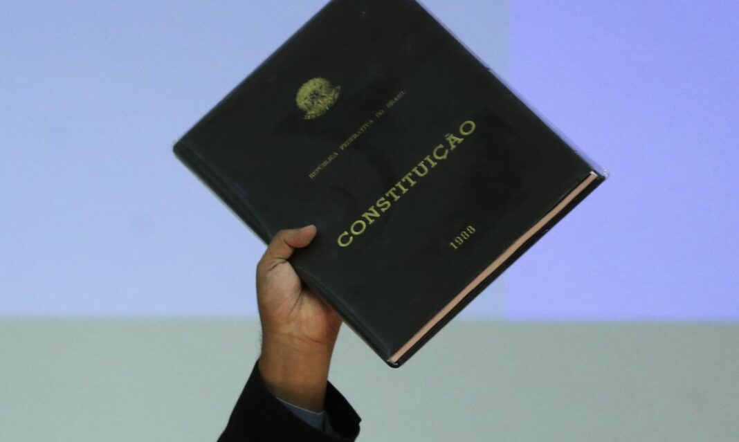 STF mantém prisão de homem que furtou réplica da Constituição