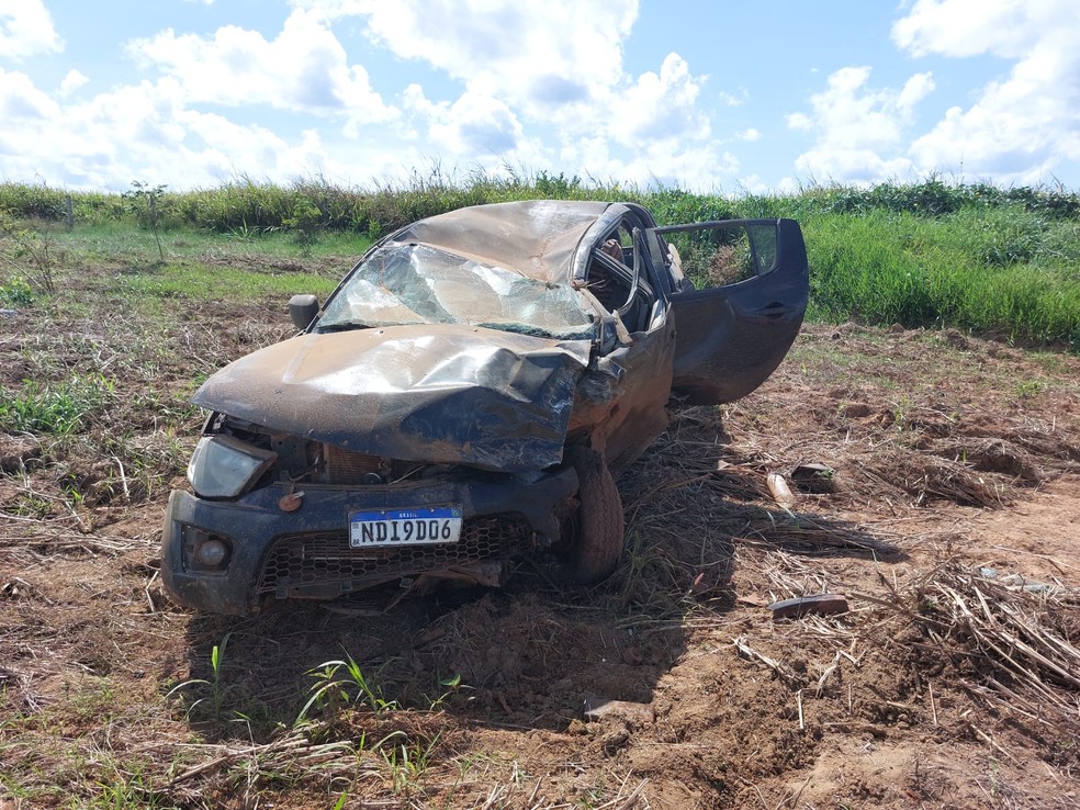 Caminhonete capotou e saiu da pista após colisão em RO — Foto: Divulgação