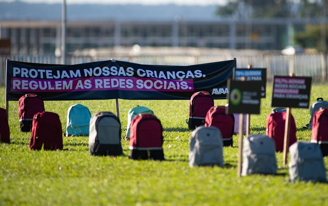 Protesto lembra crianças assassinadas em escolas e pede aprovação do PL das ‘Fake News’