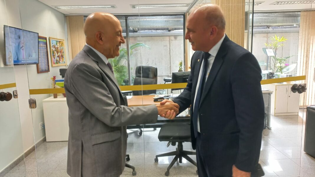 Confúcio Moura assegura ao deputado Ezequiel Neiva, investimento para a construção da ponte de concreto na divisa com o Mato Grosso