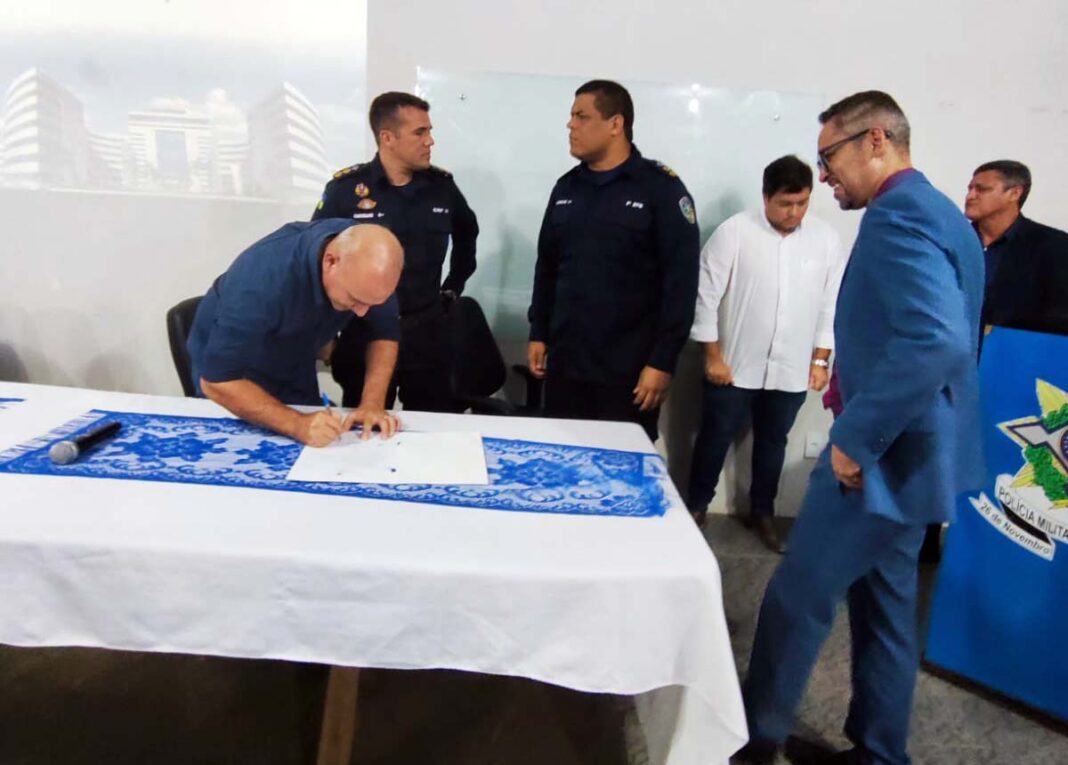 Ezequiel Neiva prestigia PM e assina ordem de serviço do Centro de Treinamento no 3º Batalhão de Vilhena
