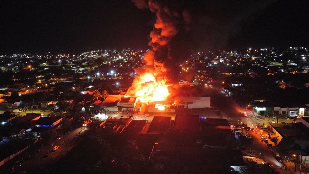 Fogo destrói loja Cairu em Pimenta Bueno — Foto: Reprodução/Redes Sociais