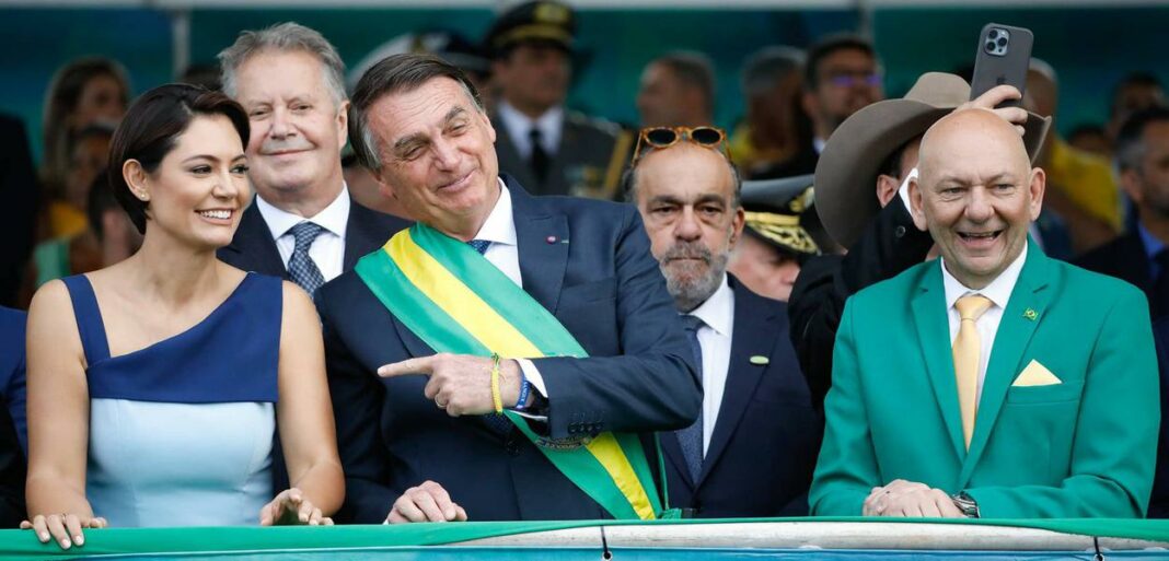 Alvos de busca e apreensão, Bolsonaro e Michelle têm celulares apreendidos pela PF
