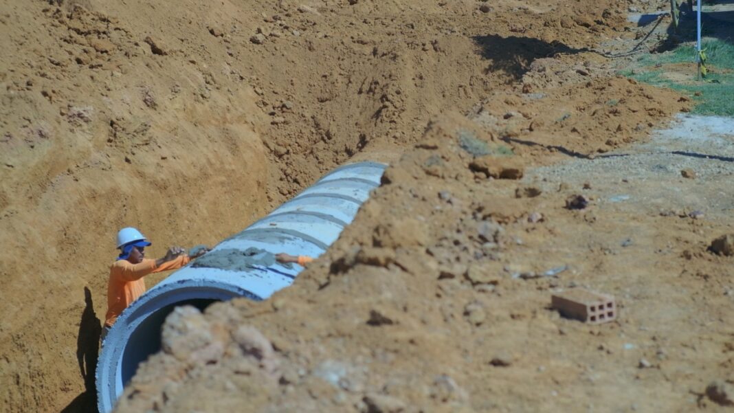 Vilhena: Prefeitura pede para que moradores evitem jogar água nas ruas durante obras de pavimentação