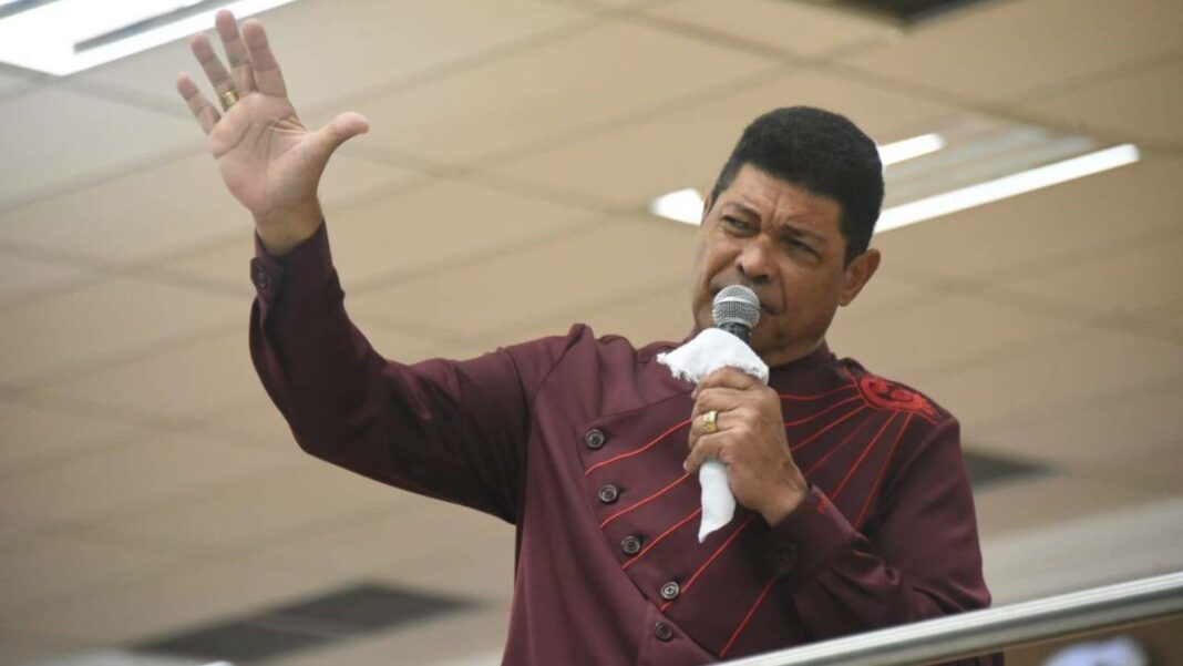 A mão de Deus está aqui: pastor Valdemiro Santiago leva golpe de R$ 800 milhões da filha