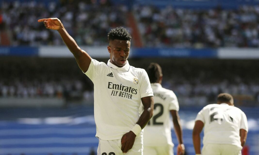 Vini Jr. se defende de ataques racistas que estava sofrendo durante partida e leva um mata-leão