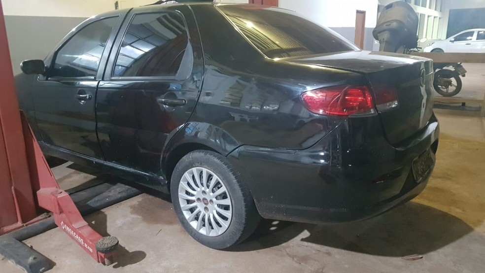 Carro onde casal viajava foi abordado pelo Denarc em Jaci-Paraná — Foto: PC-RO/Reprodução