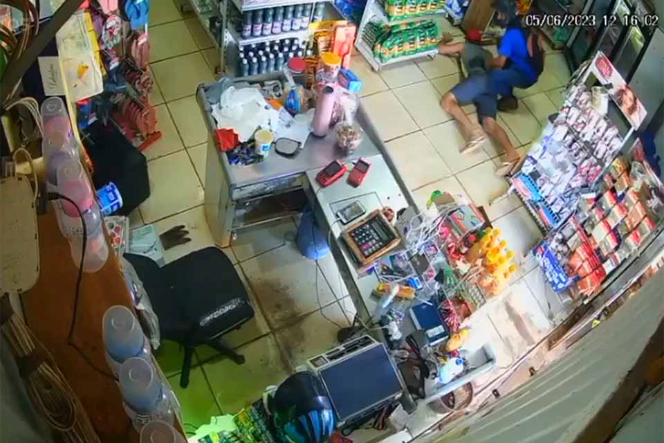 Câmera registra bandido roubando arma de empresário em RO