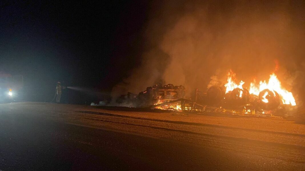 Carreta tomba e pega fogo com carga de milho na BR-364