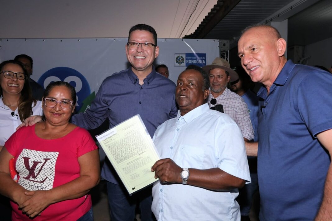 Ezequiel Neiva entrega títulos urbanos à população de Pimenteiras