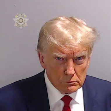 Foto de Donald Trump ao ser fichado pela polícia no condado de Fulton, na Geórgia, no processo em que é acusado de interferir na eleição de 2020 