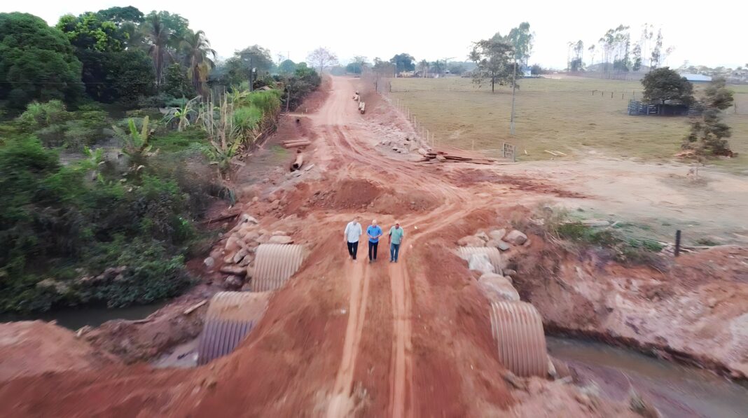 Rolim de Moura: Ezequiel Neiva inspeciona instalação de tubos armcos na Linha 200