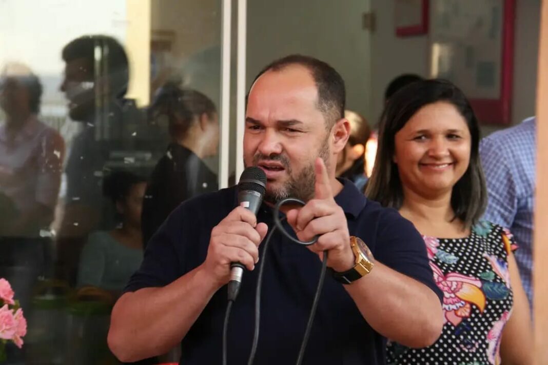Ao lado dos professores, Macedo diz que greve é legal e que valorização é questão de honra