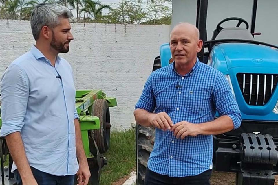 Ezequiel Neiva entrega trator agrícola e grade aradora para atender o pequeno produtor rural em Machadinho do Oeste