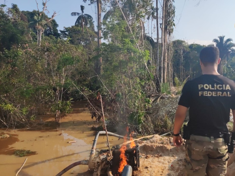 PF destrói equipamento utilizado no garimpo ilegal em Terra Indígena — Foto: PF/Divulgação