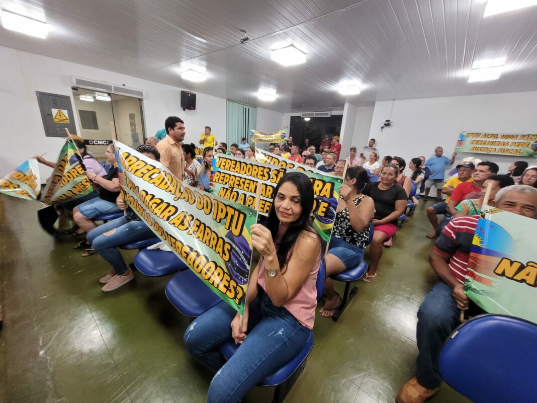 Povo vai à Câmara e cobra prefeita e vereadores de Cerejeiras por aumento do IPTU