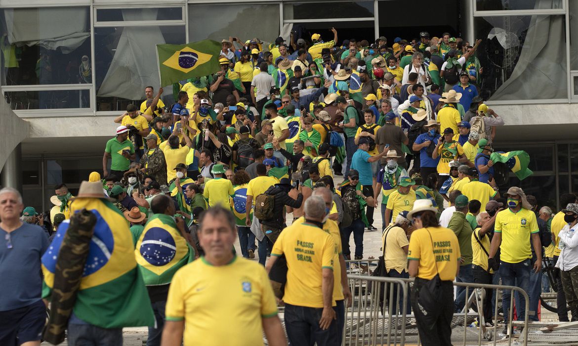 Brasília 08/01/2023 - Golpistas invadem a a rampa de acesso ao Palácio do Planalto.