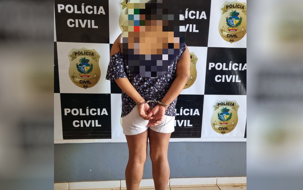 Mulher presa suspeita de vender conteúdo pornográfico da própria filha, em Águas Lindas de Goiás — Foto: Divulgação/Polícia Civil