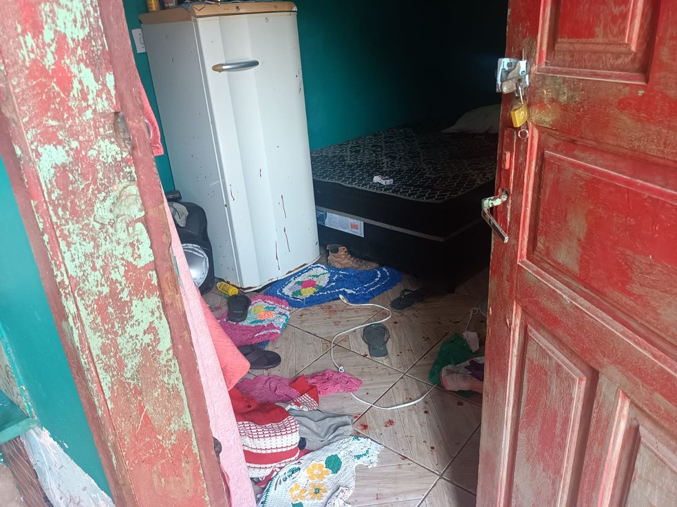 Apartamento onde ocorreu o crime estava revirado e com marcas de sangue — Foto: PC-RO/Reprodução