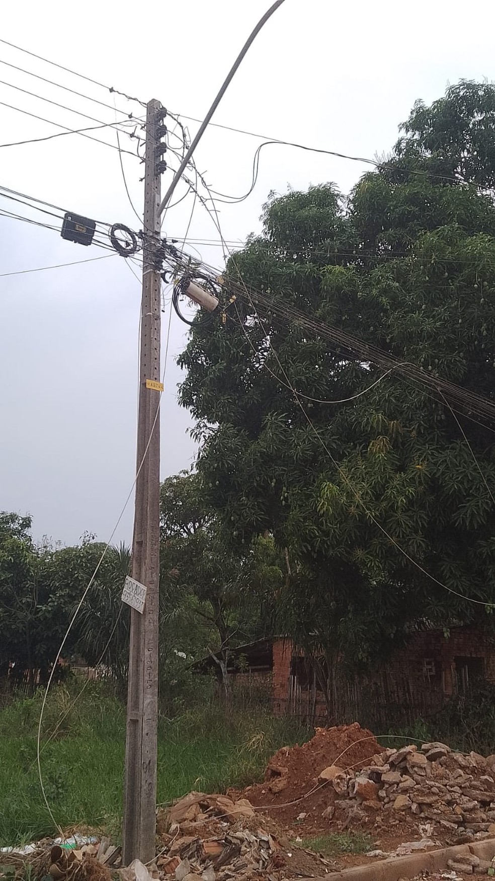 Fios foram arrancados durante forte temporal em Porto Velho — Foto: Lucileia Lopes de Oliveira Emilião