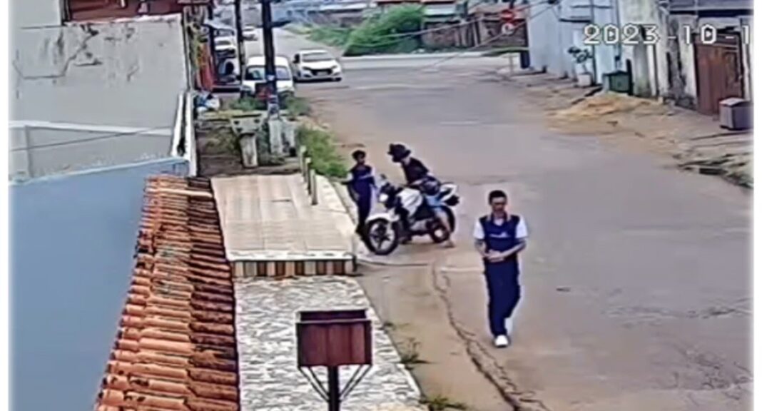 Câmera registra criança sendo assaltada ao sair da escola em RO