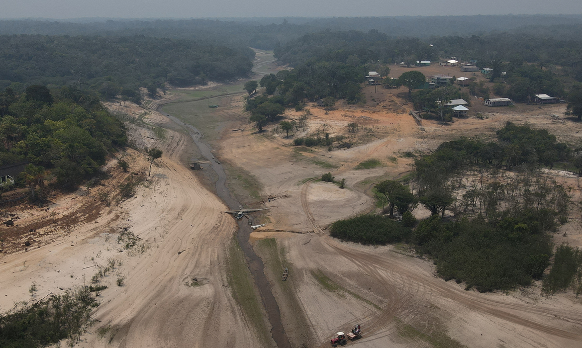 Forte seca atinge o Rio Negro, na floresta amazônica