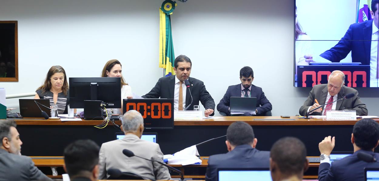 Comissão da Câmara aprova projeto para proibir casamento entre pessoas do mesmo sexo