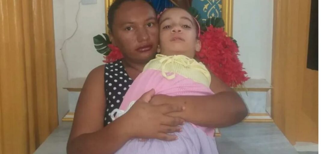 Mãe denuncia empresa após ser retirada de voo com filha que não tem braços e pernas: “humilhada”