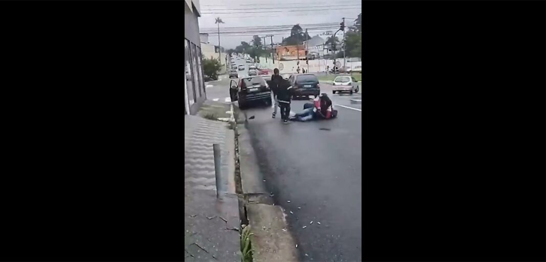 Pai armado fere aluno com tiro em frente a escola