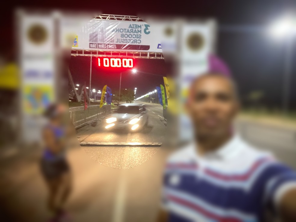 Selfie registrou momento em que policial civil invadiu pista de maratona em Porto Velho — Foto: Reprodução