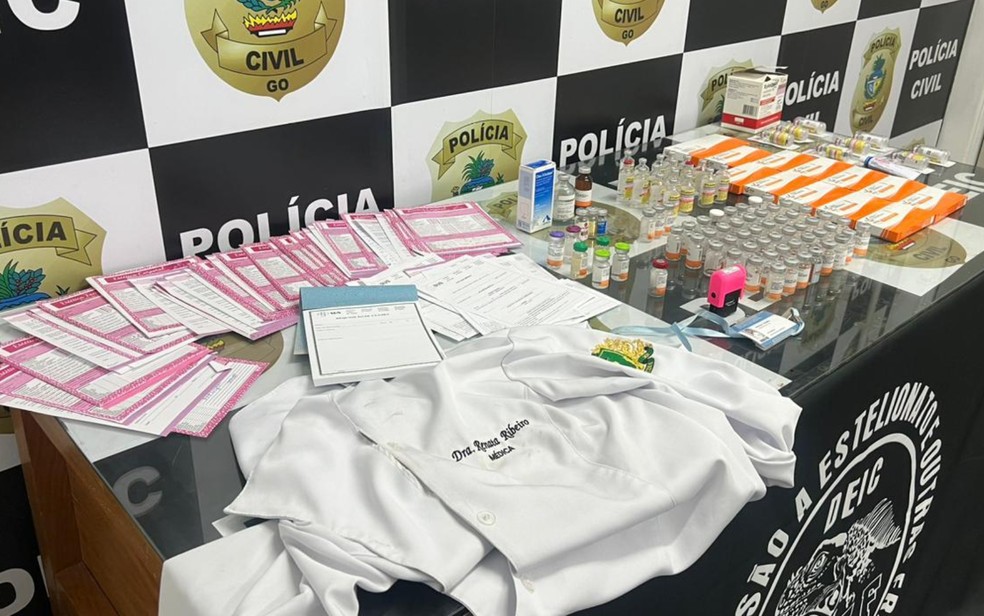 Polícia apreende atestados médicos, remédios e jaleco usado por mulher que fingia ser médica, em Goiânia, Goiás — Foto: Divulgação/Polícia Civil