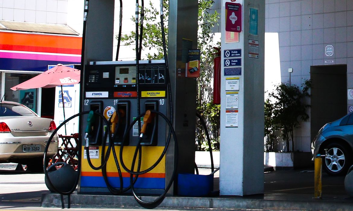 Petrobras reduz preço da gasolina e aumenta o do diesel neste sábado
