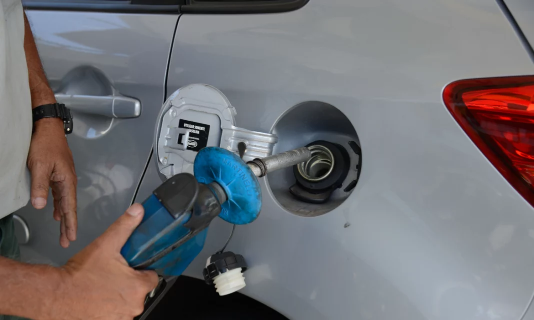 Preço da gasolina diminui e do diesel aumenta para distribuidoras