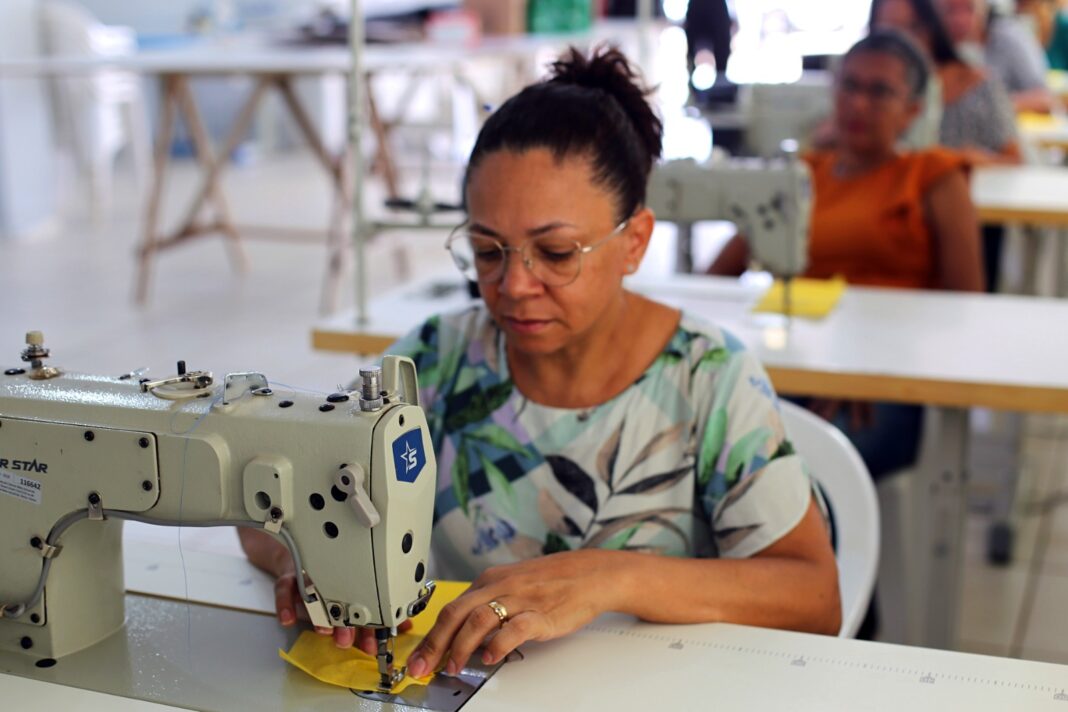 Semas e Ifro iniciam curso de corte e costura gratuito para mulheres