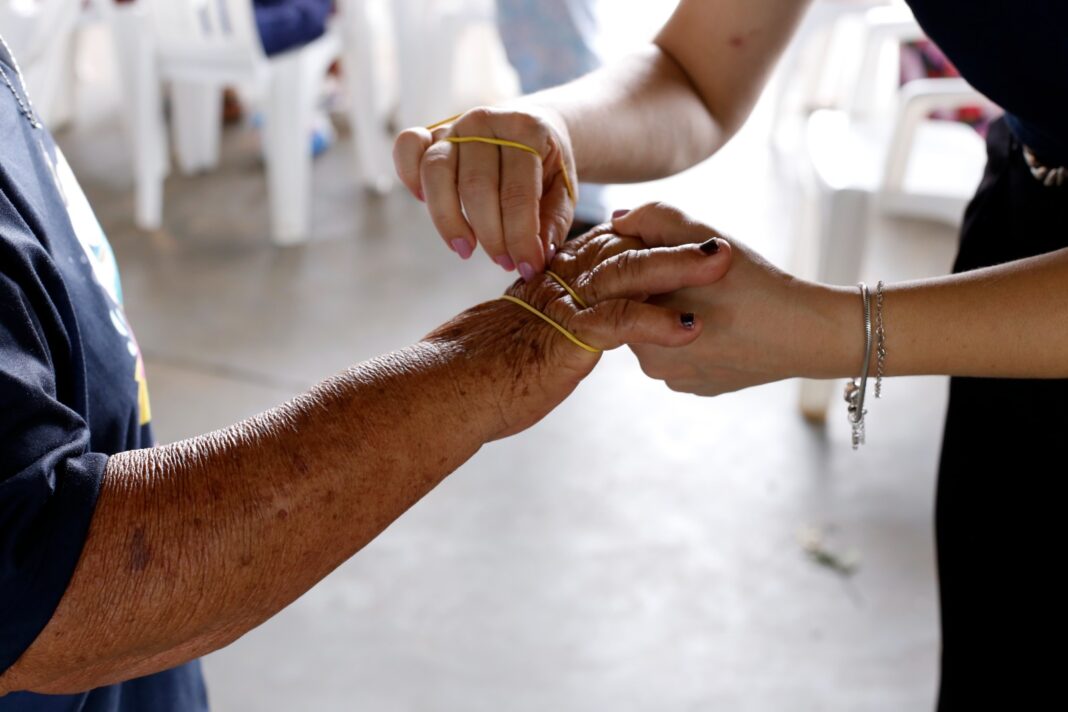 Acadêmicos de psicologia da Fimca promovem atividades cognitivas para idosos do CCI